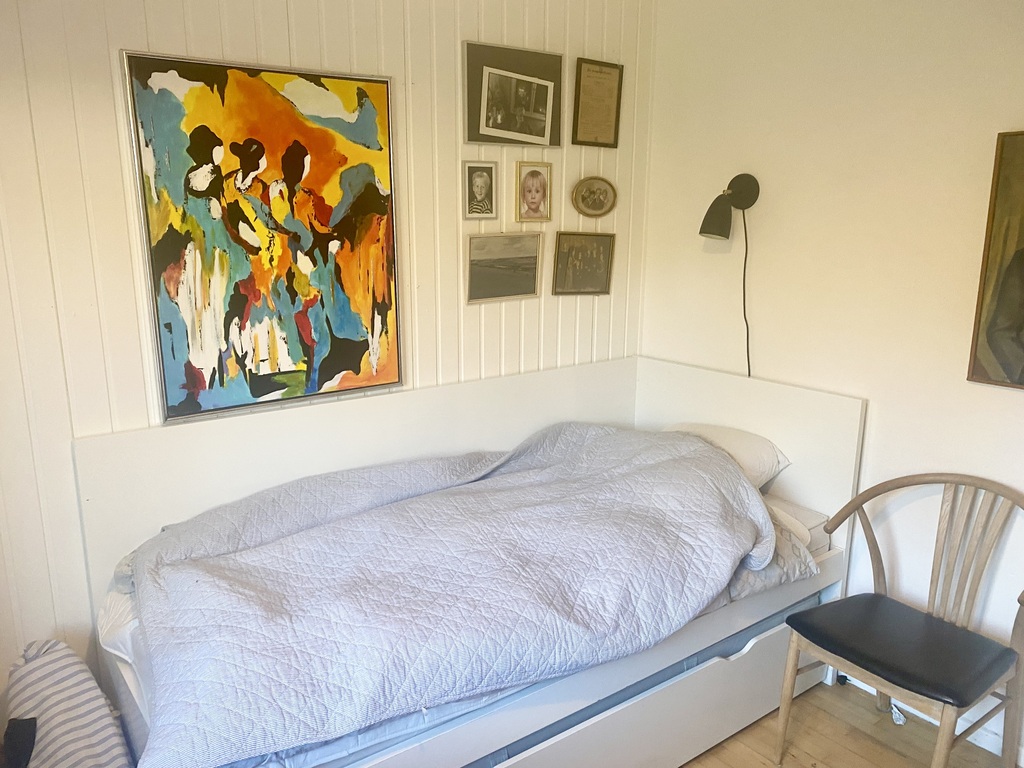 Room overlooking the garden with single bed