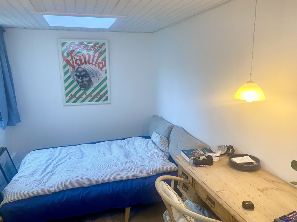 Room with double bed