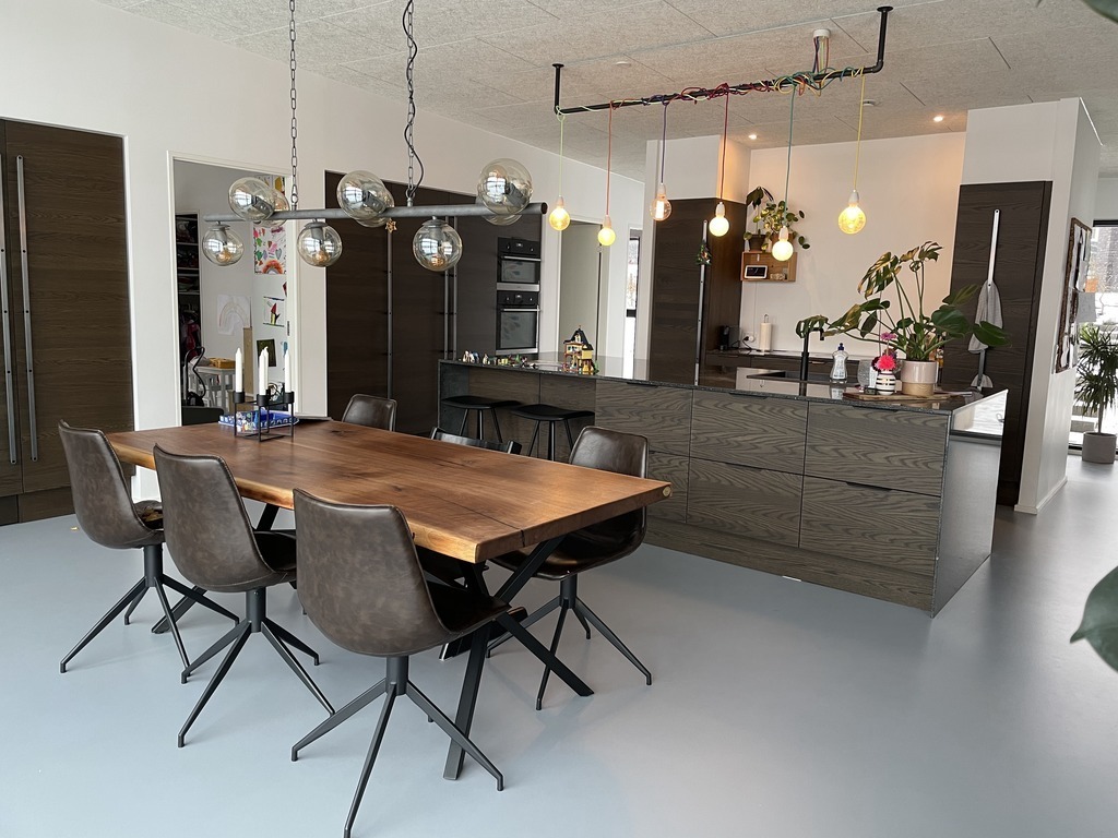 Kitchen, dining area