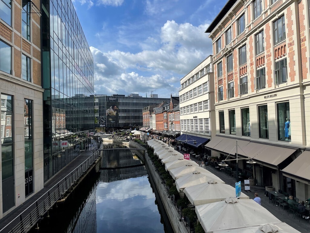 Downtown with cafés and shops (15 min bike) 