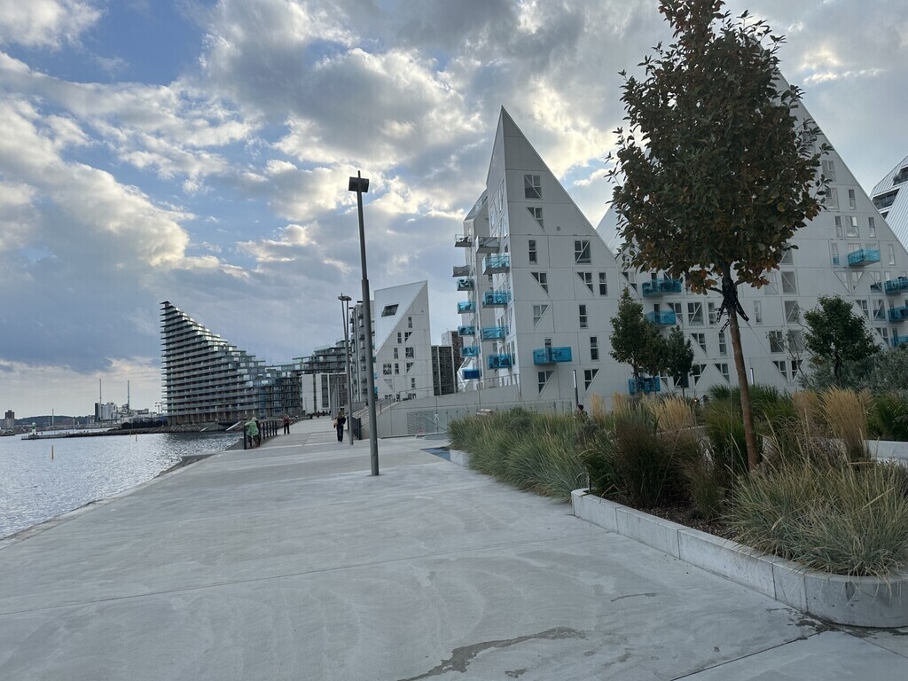 Aarhus Ø - the great harbour area with the "Iceberg" building