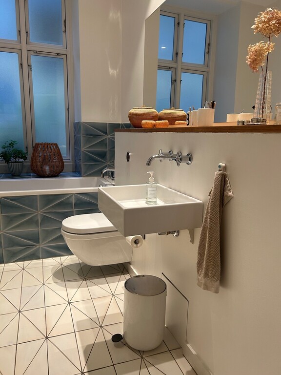 Bathroom 1 has a bath tub