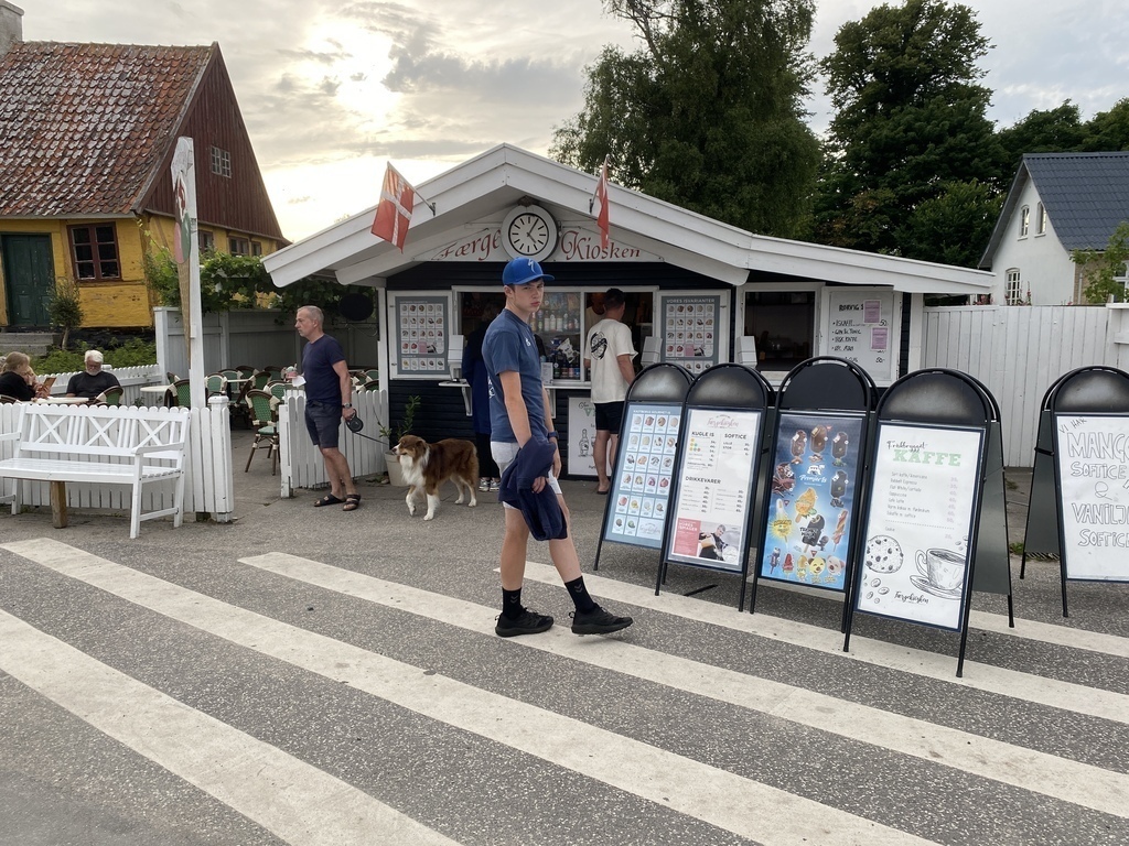 I og omkring Røvig havn et af de mange gode ishuse 