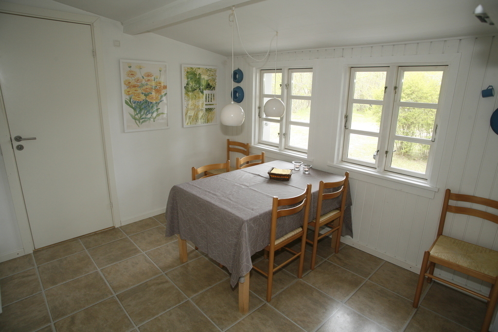 Spisestuen bordet kan trækkes ud, så der er plads til flere og der er en stol til små børn.