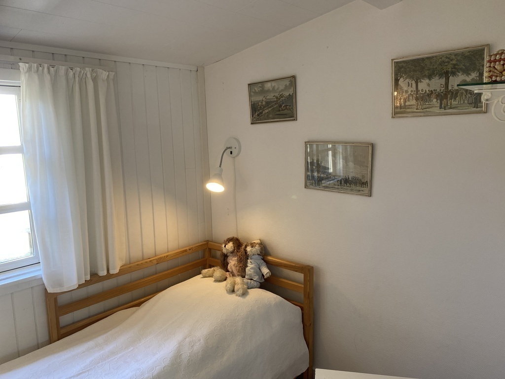 værelse nr 1 seng med ekstra madras der kan trækkes ud.