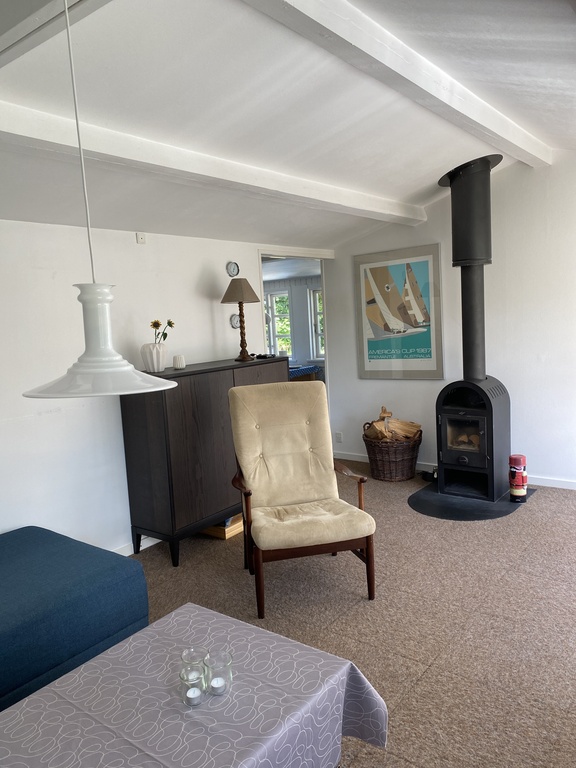 Stuen også med brændeovn