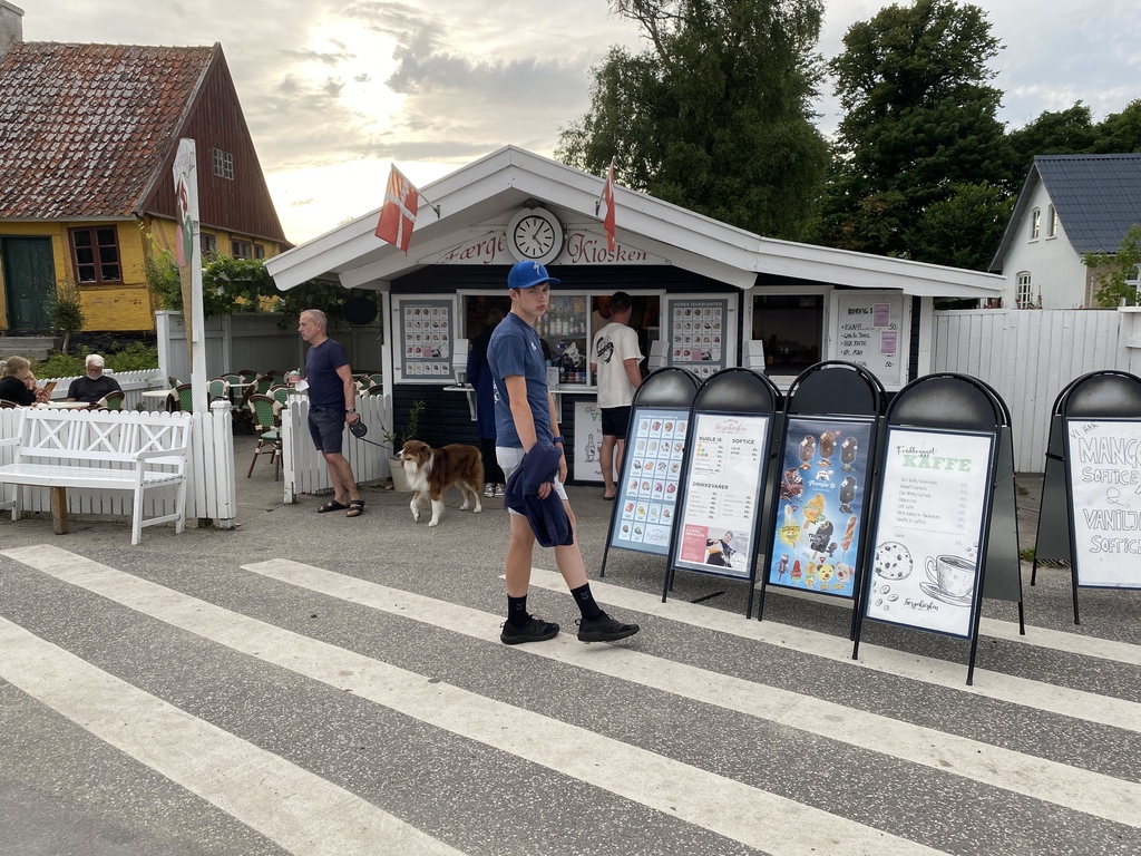 I og omkring Røvig havn et af de mange gode ishuse 