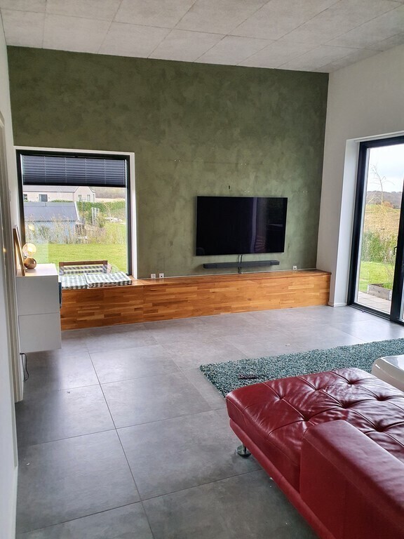 Living room with a big window to the garden