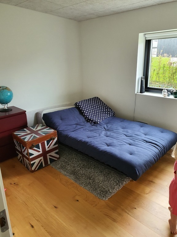 Guestroom with a guest bed