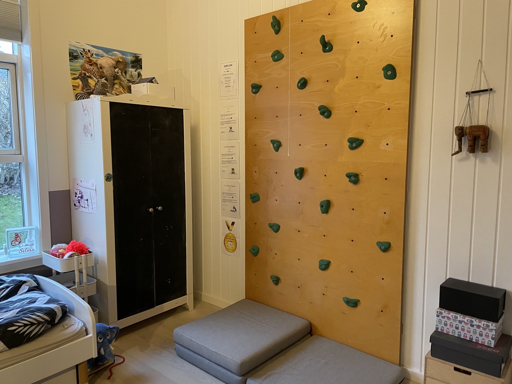 Climbing wall in Selma’s room