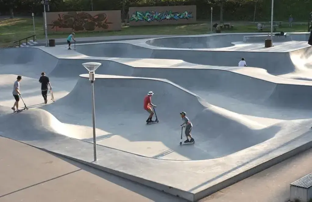 Skaterpark 3 minutes drive from the house. We have kick scooters. Also possible to rent on site