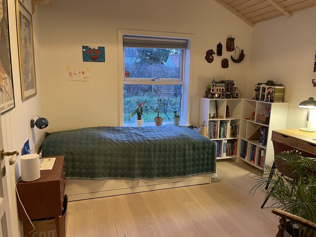 Guest room / office, bed 90 x 200 cm that folds out to a double bed (180x200 cm)