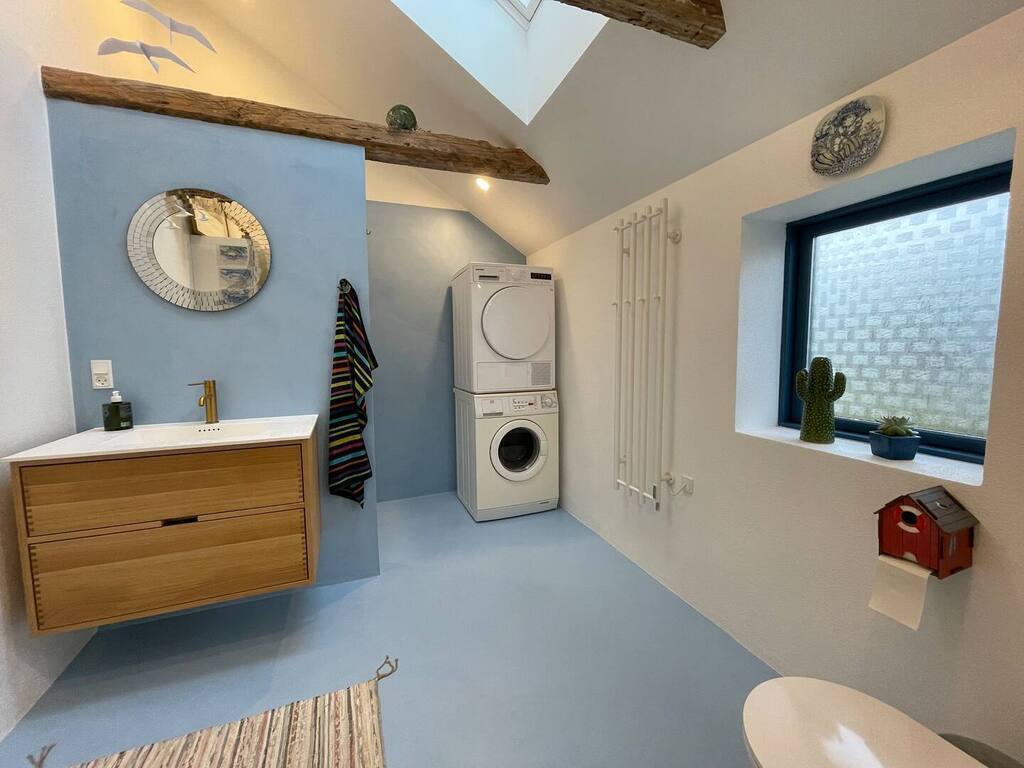 Badeværelse med vaskemaskine og tørretumbler