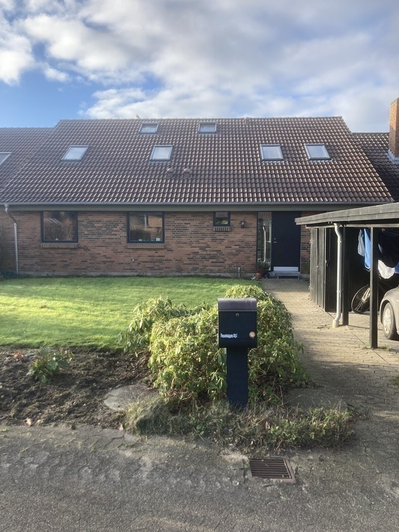 Husets front med carport