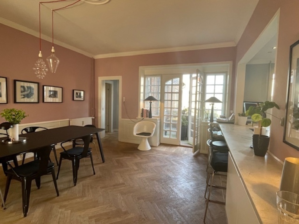 Dingingroom with access to balcony.