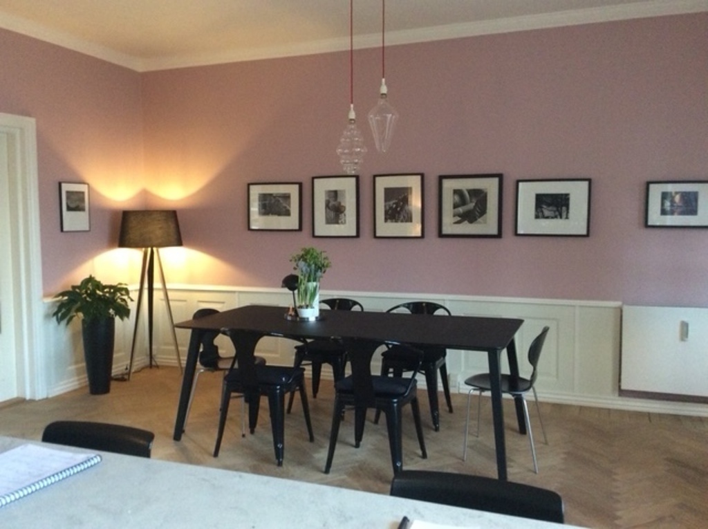 Diningroom table can seat 8-10 people