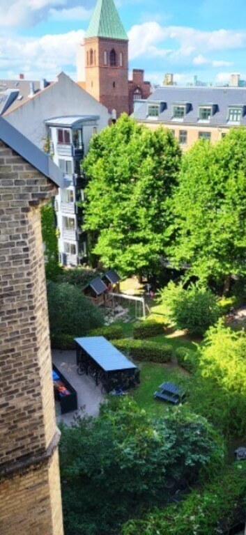 Gemeinsamer , abgeschlossener Garten für geruhsamen Aufenthalt,
+ kleiner Kinderspielplatz