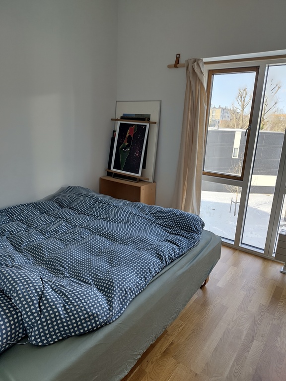 4 beds in the flat - but more in the guestrooms in the community house. We can accomodate at least 10 people