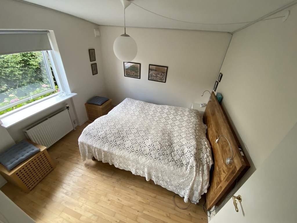 Primary bedroom (kingsize bed)