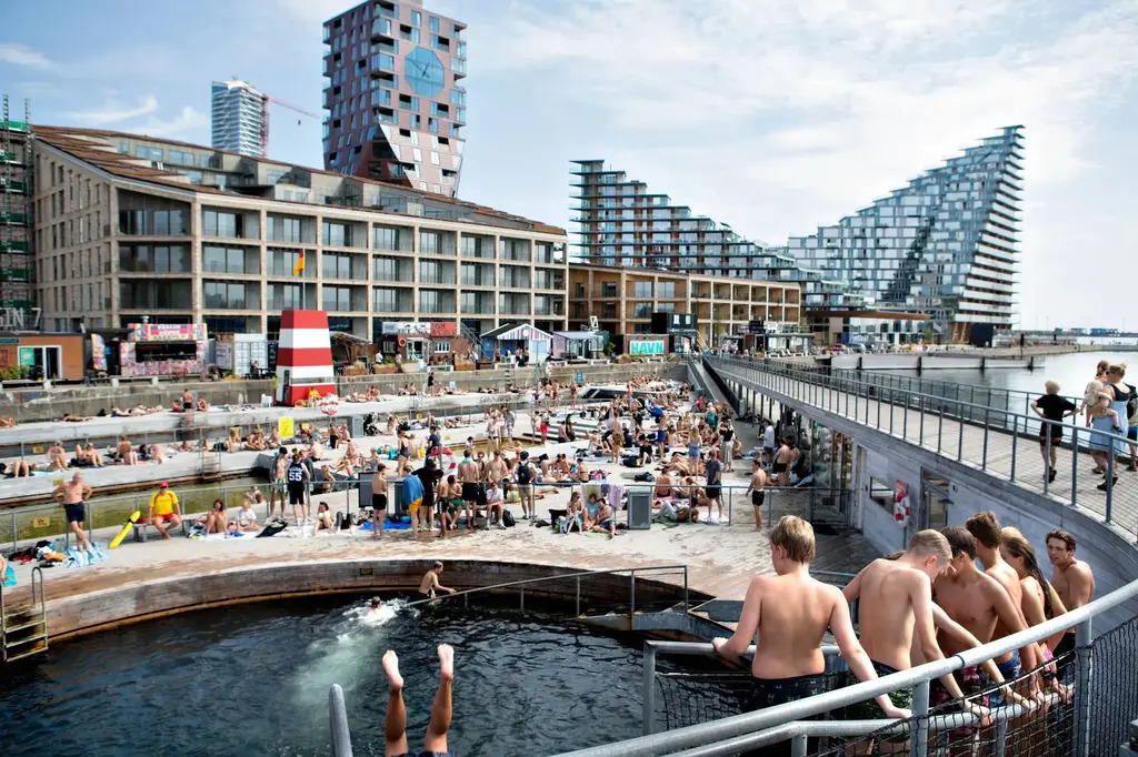 At Aarhus Ø, you can find a harbour swimmingpool, and other water activities. 