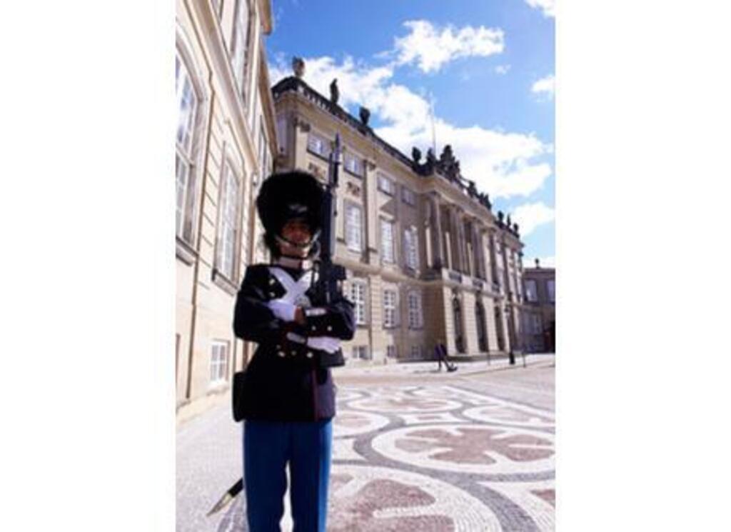 Guardsman outside the royal palace 'Amalienborg'