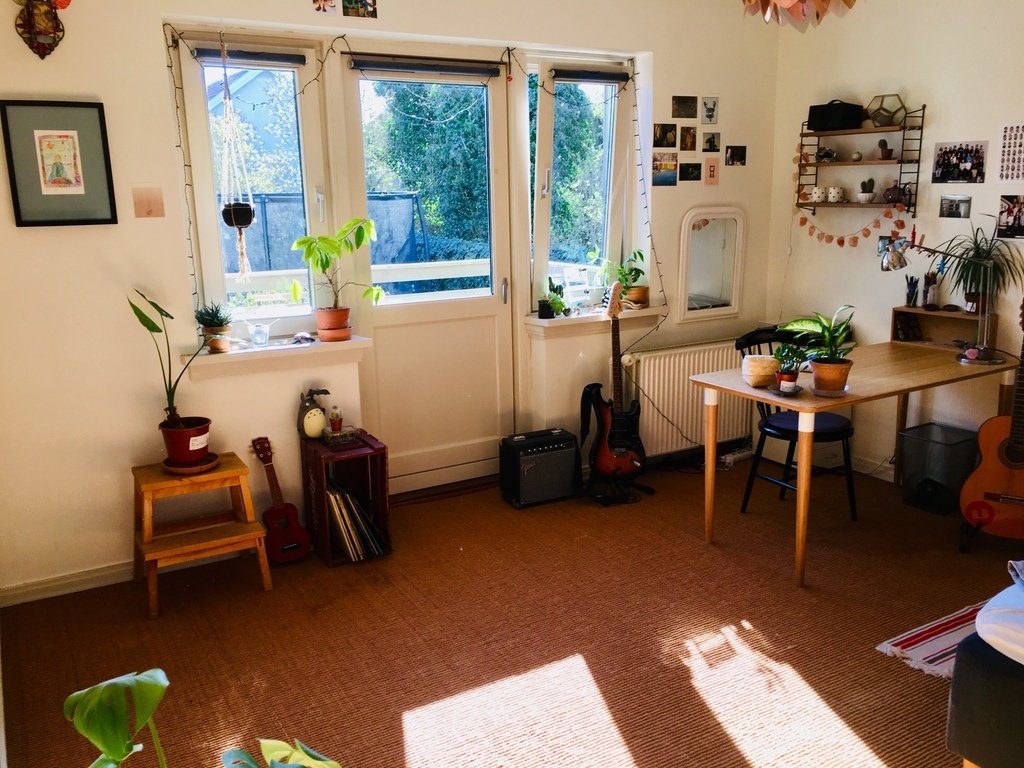 Girls bedroom ground floor (140 cm bed)