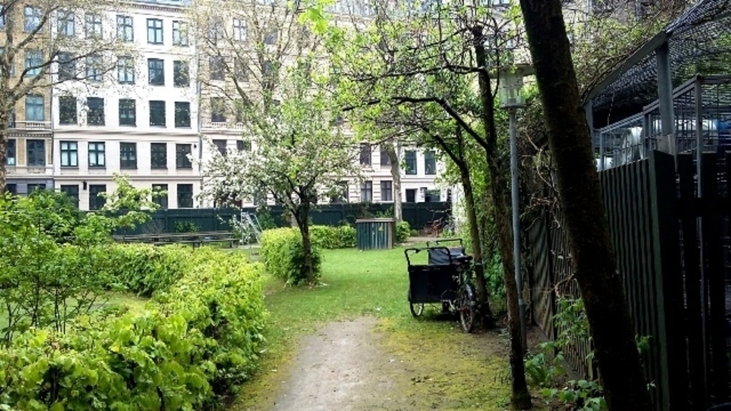 Gemeinsamer behaglicher Hinterhofgarten