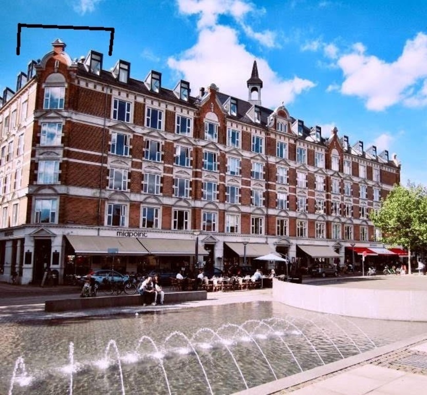 Unser Haus. 
Unsere Wohnung liegt ganz oben im 5. Stock mit toller Aussicht (Kein Aufzug!).