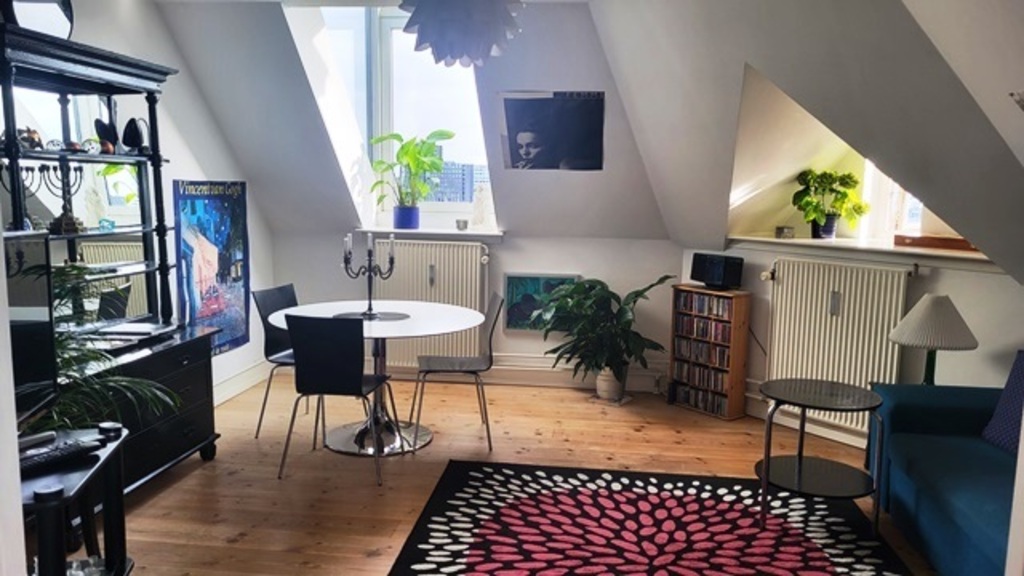 Wohnzimmer mit Aussicht über die Dächer