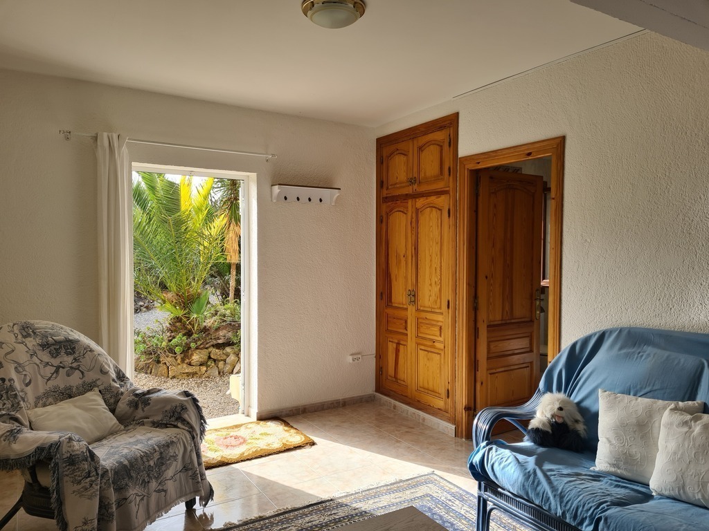 woonkamer, met rechts, ingang naar badkamer