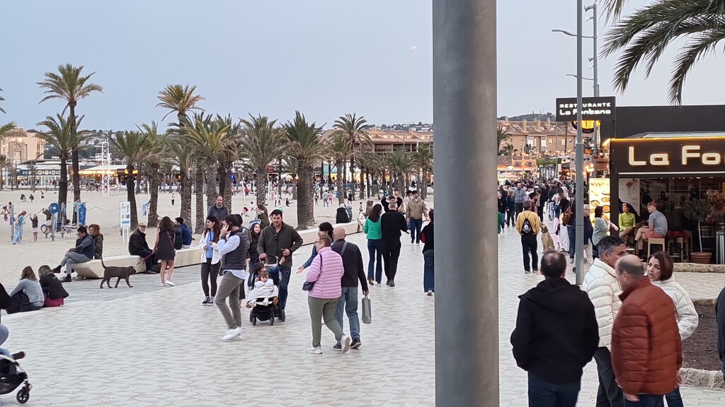 Promenade Arenal met zandstrand. 