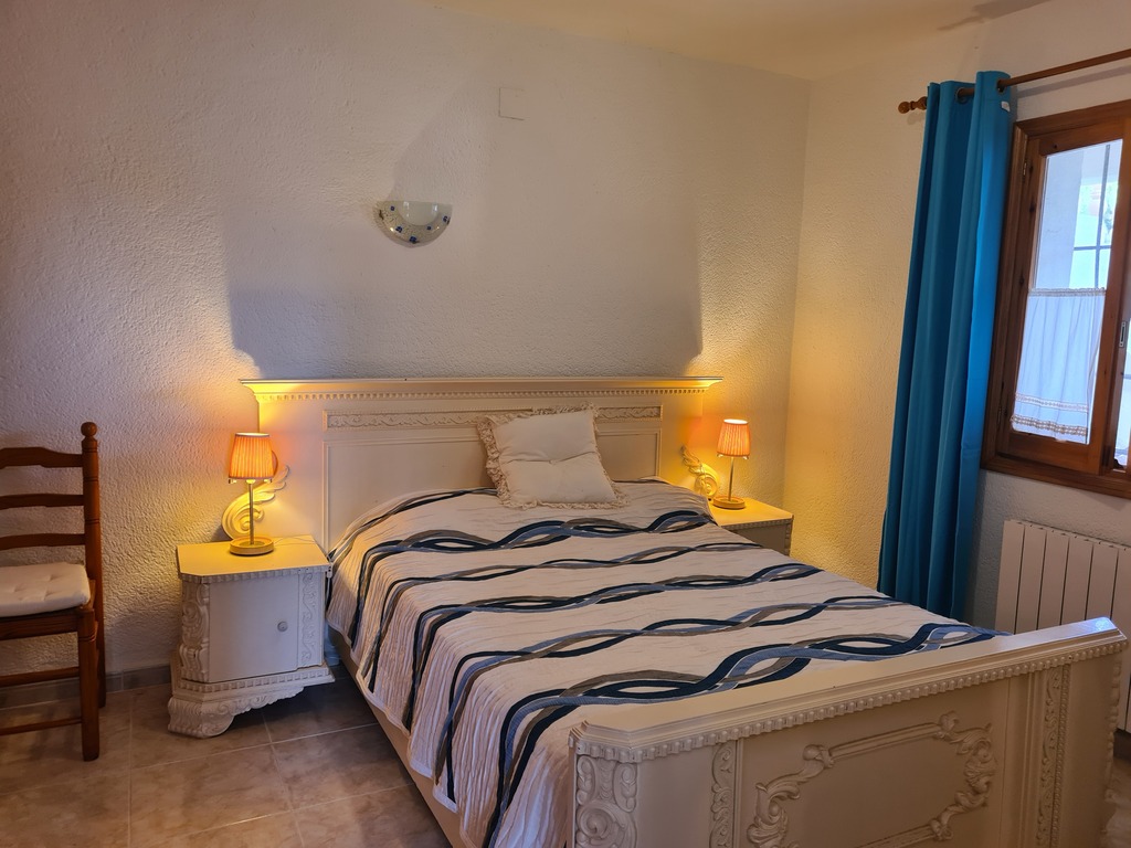 slaapkamer met bed, er is ook nog een stapelbed aanwezig.