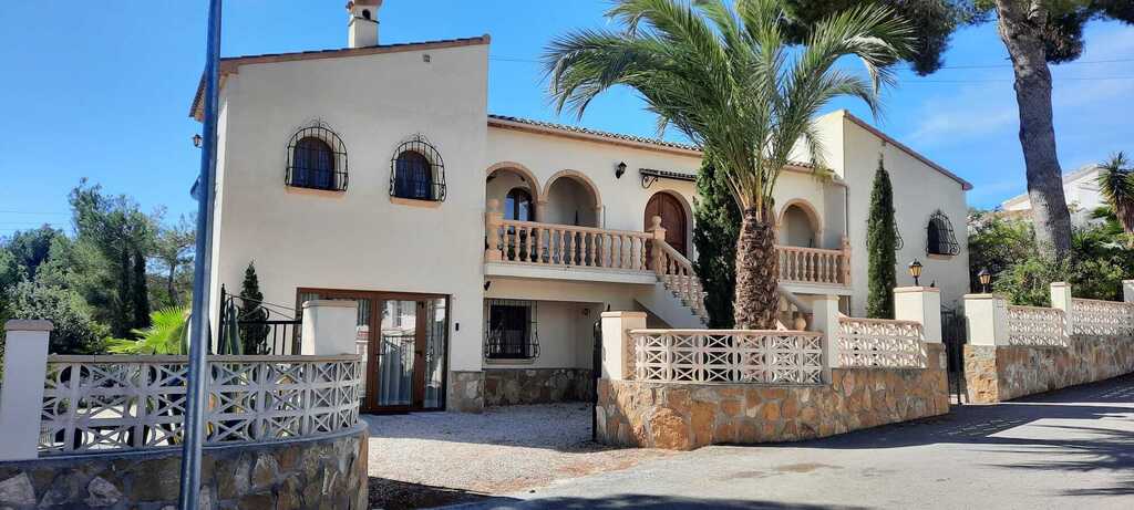 vooraanzicht vanaf de doodlopende weg. Apartement zit links onder het huis. 