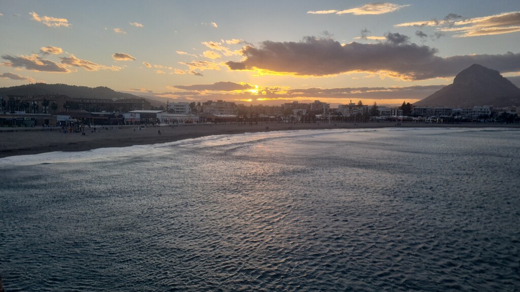 zonsondergang vanaf Arenal, met zicht op de berg Montgo.