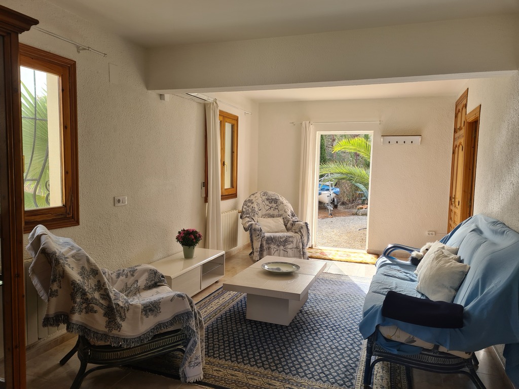 woonkamer met achterdeur.