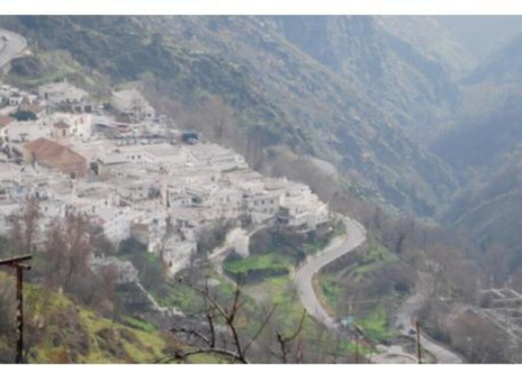 A 1 hora en coche de la Alpujarra
one hour by car or bus from La Alpujarra