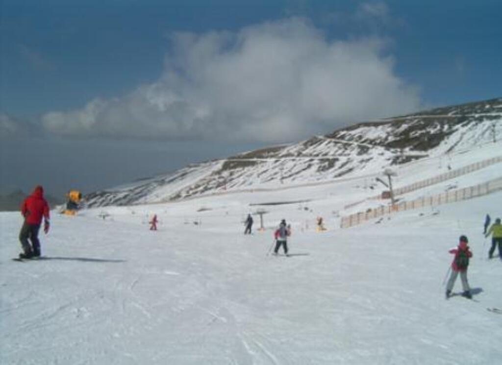 A 45 minutos en coche de la estación de Ski de Sierra Nevada
45 minutes by car or bus from Sierra Nevada
