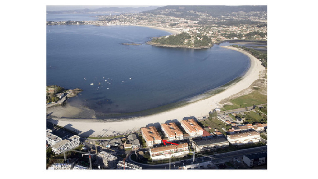 LADEIRA BEACH en Baiona. Our floor is marked with a red arrow.  Pointed to the floor.