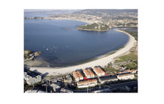 LADEIRA BEACH en Baiona. Our floor is marked with a red arrow.  Pointed to the floor.