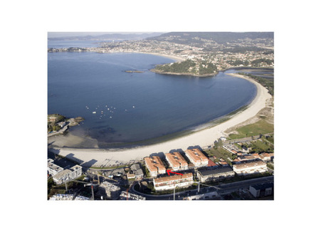 LADEIRA BEACH en Baiona. Our floor is marked with a red arrow.  Pointed to the floor.