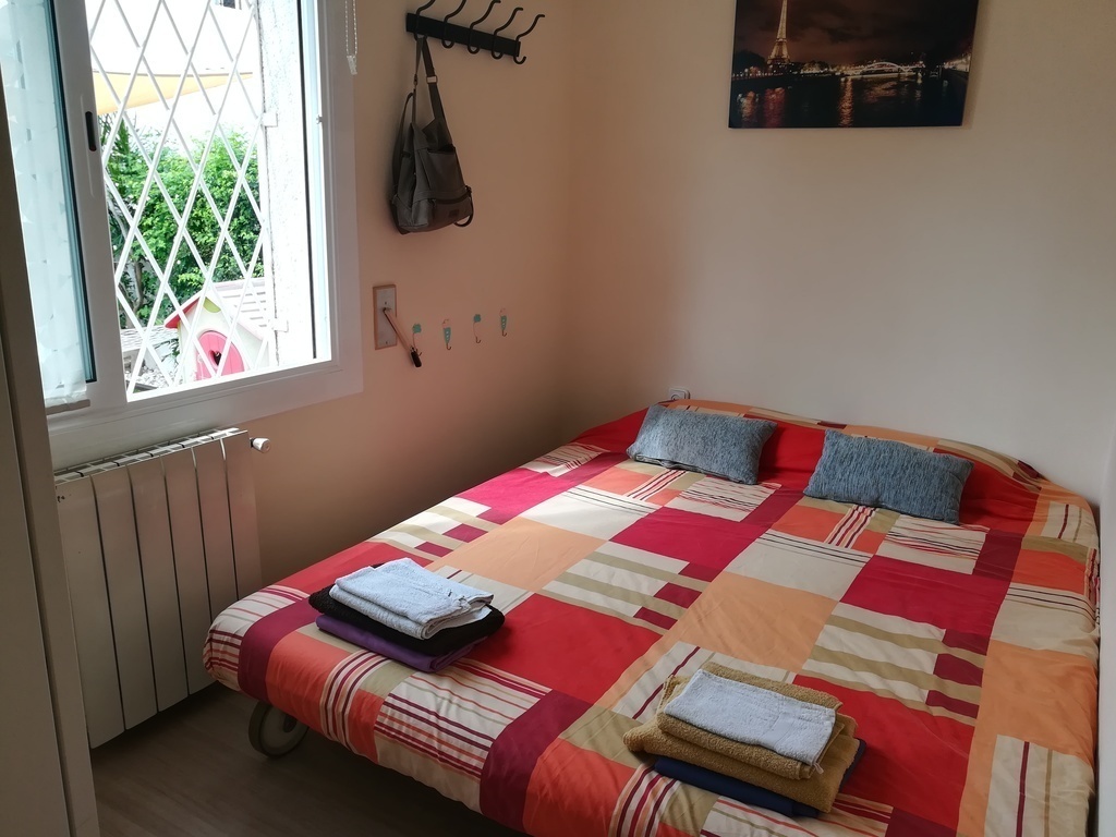 Room with bed-sofa for two persons (Downstairs)/ Habitación con sofá cama (planta baja)