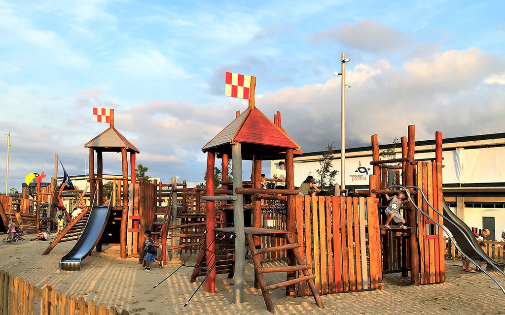 Mall in Premià de Mar (restaurants, playgrounds, port, water activities, shops...) /Puerto de Premiá de Mar (restaurantes,...