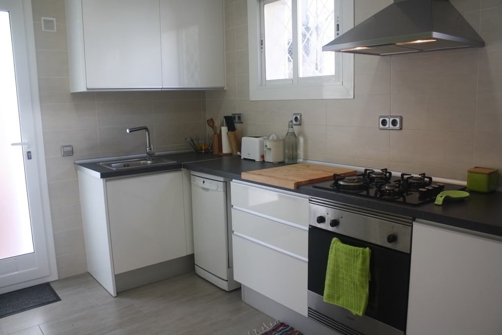 Kitchen / Cocina  (Downstairs)