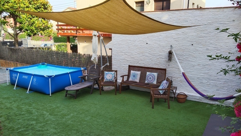 Jardín con piscina / Garden with pool