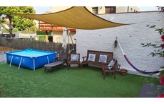 Jardín con piscina / Garden with pool