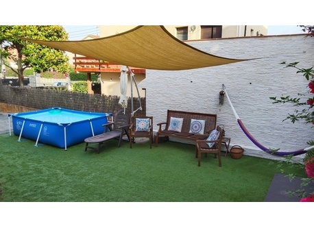 Jardín con piscina / Garden with pool