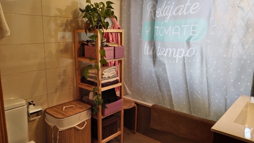 Bathroom / Baño completo en la planta de arriba (Upstairs)