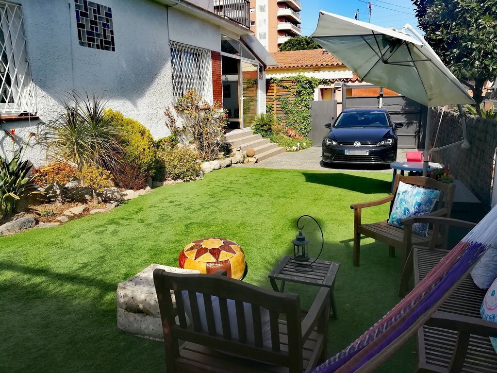 Jardín con piscina / Garden with pool