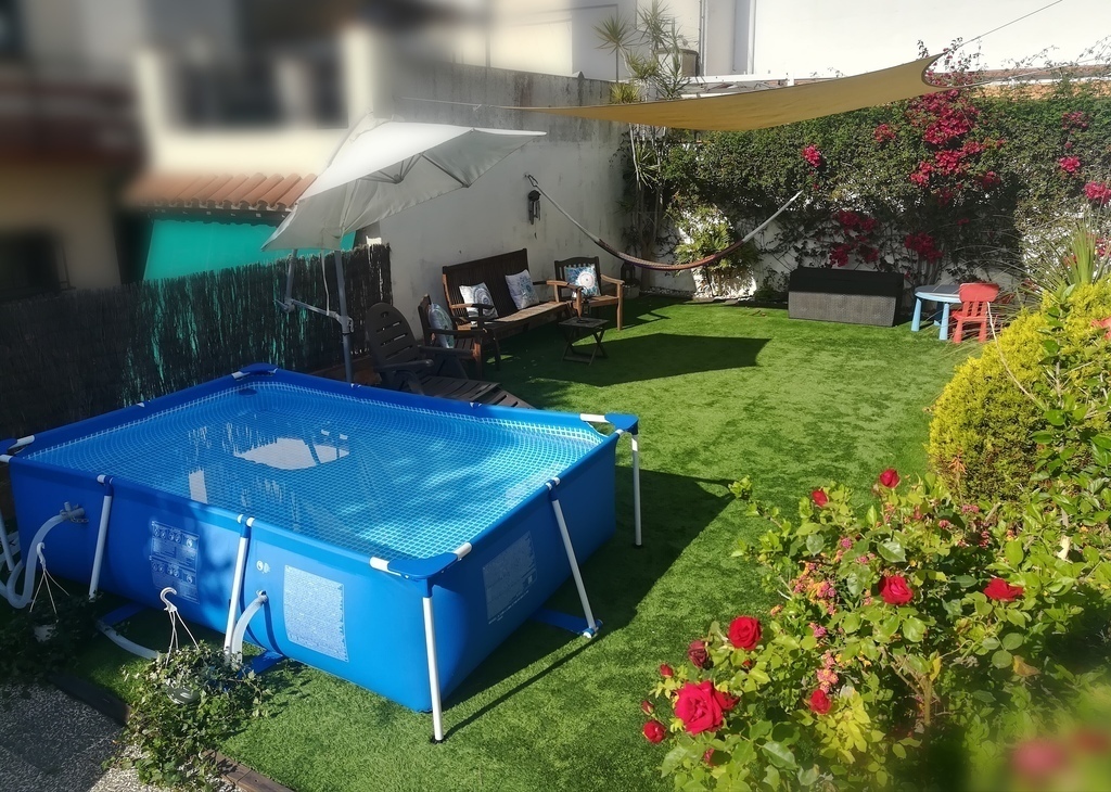 Jardín con piscina / Garden with pool