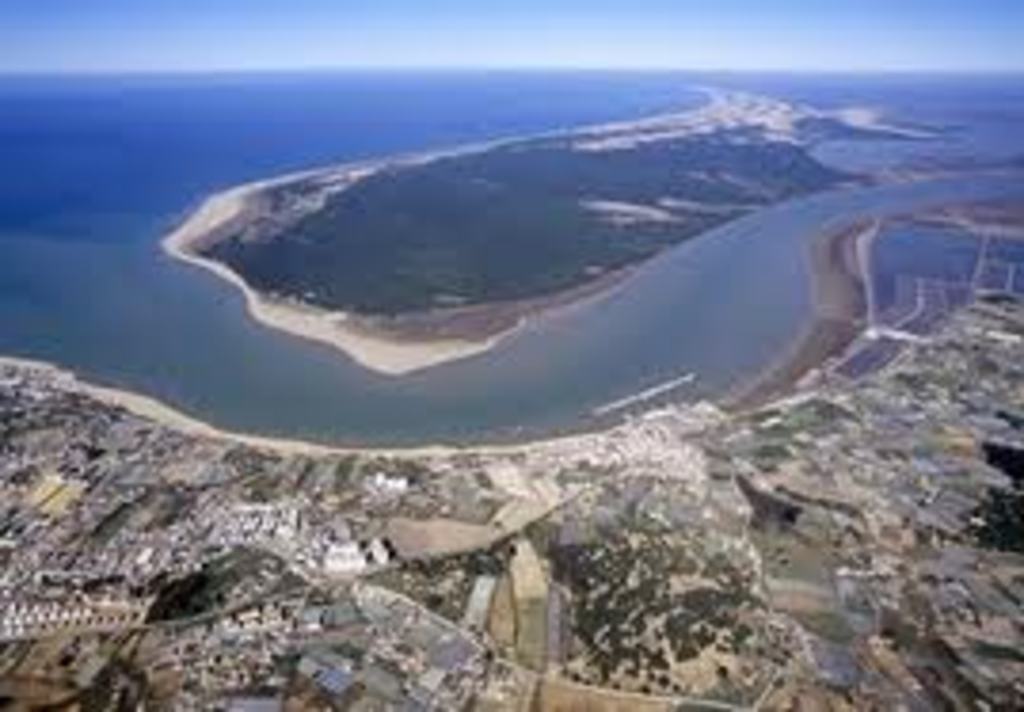 Sanlúcar y la desembocadura del rio Guadalquivir frente al Parque Nacional DOÑANA